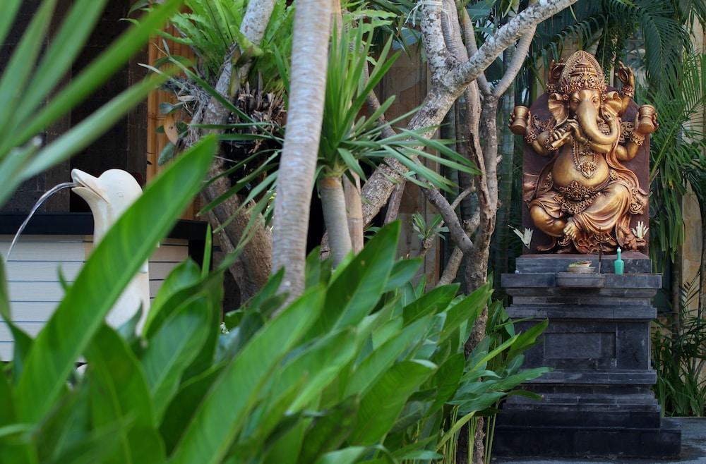 Lotus Tirta Seminyak Hotel Exterior foto